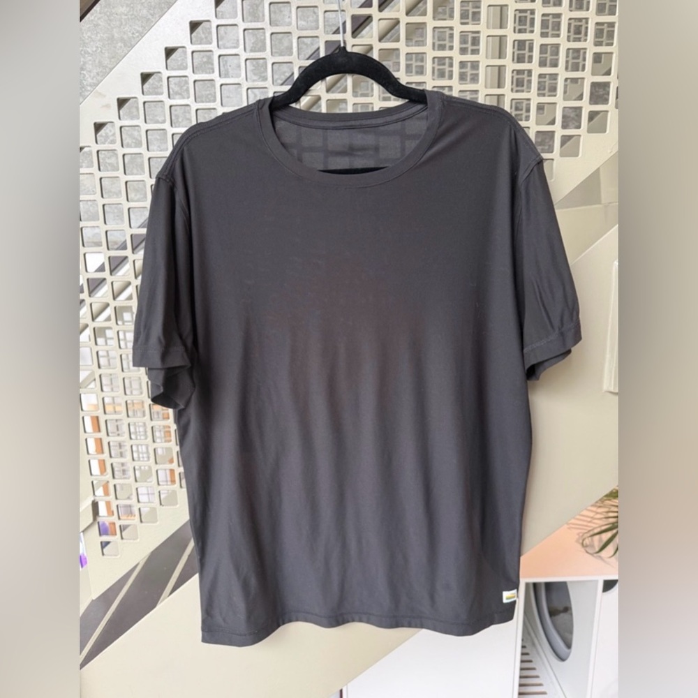 Vuori Black Short Sleeve Performance Tee mens Sz Large